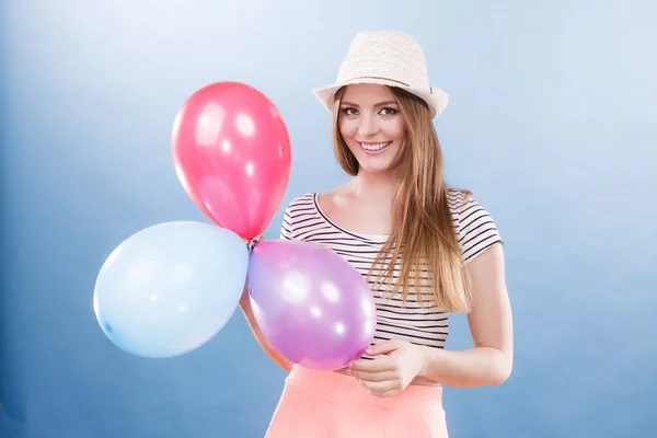 Mujer verano alegre chica con globos de colores — Foto de Stock