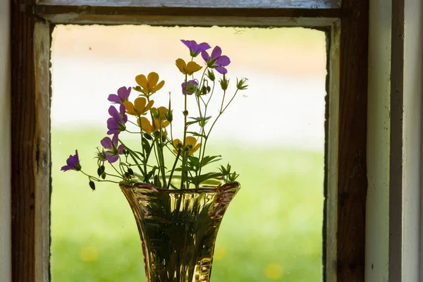 Composition des fleurs dans un vase en verre — Photo