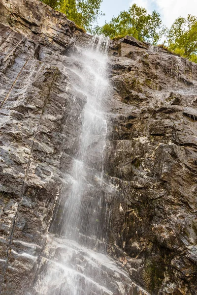 Petite cascade dans les montagnes, Norvège . — Photo