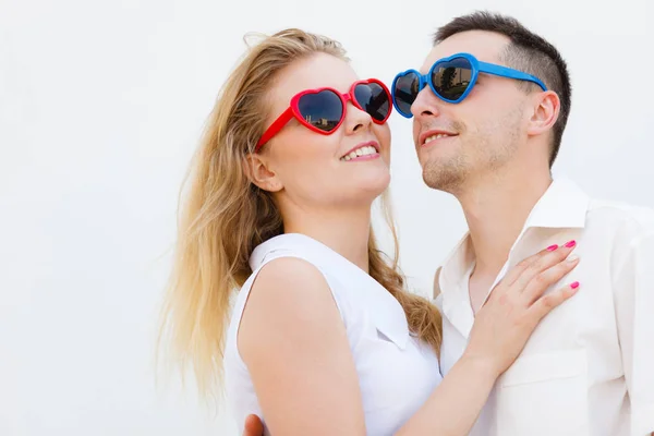 Kalp şeklinde güneş gözlüğü takan kadın ve erkek. — Stok fotoğraf