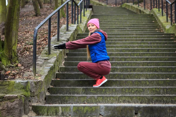 Femme portant des vêtements de sport s'exerçant à l'extérieur pendant l'automne — Photo