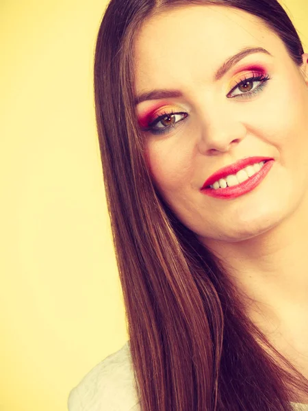 Sorrindo mulher atraente com maquiagem completa — Fotografia de Stock