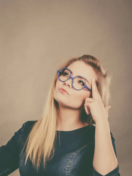 Pensando en una mujer de negocios con anteojos — Foto de Stock