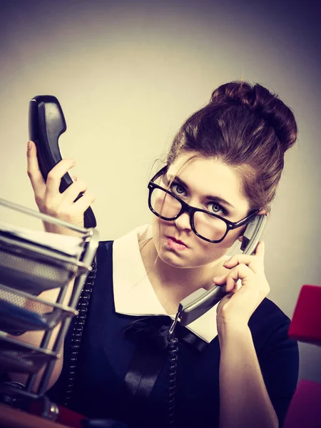 Angry bossy businesswoman phone talking — Stock Photo, Image