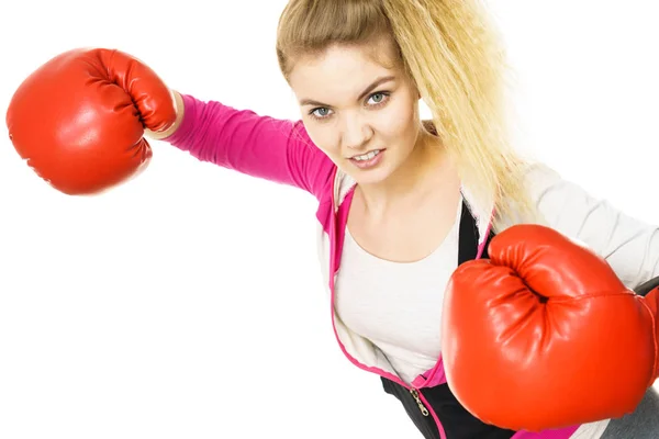 Vrouw dragen van bokshandschoenen — Stockfoto