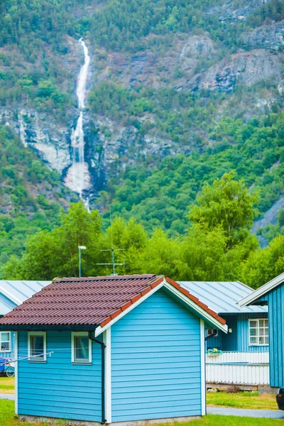 Casas de madeira resort no vale . — Fotografia de Stock
