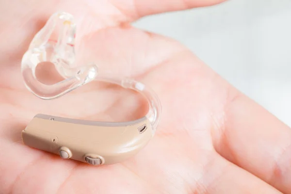 Senior person holding hearing aid close-up — Foto Stock