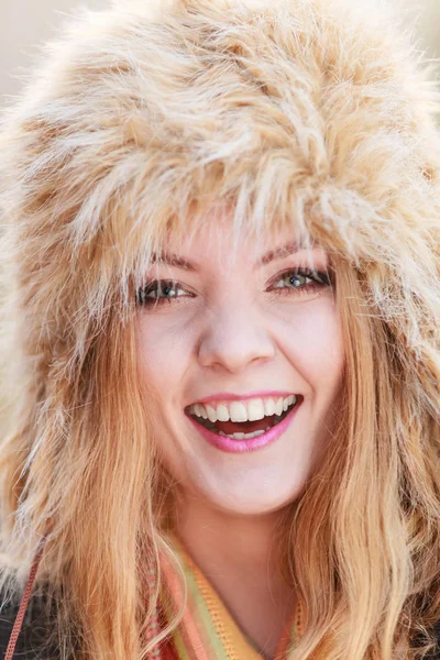 Retrato de mulher muito sorridente em chapéu de inverno de pele — Fotografia de Stock