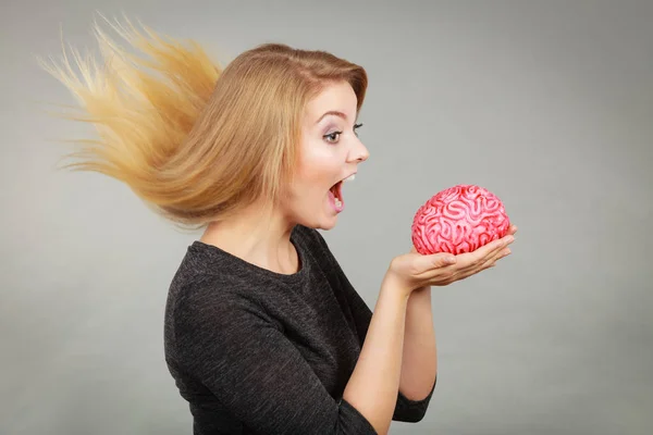 Bláznivá žena držící mozek chce jíst — Stock fotografie