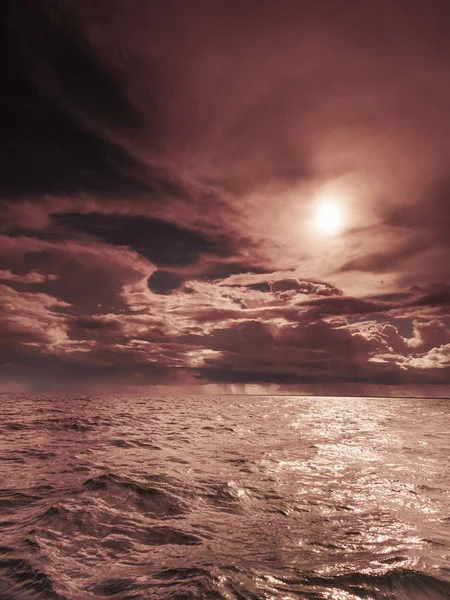Bel tramonto sul mare dell'oceano — Foto Stock