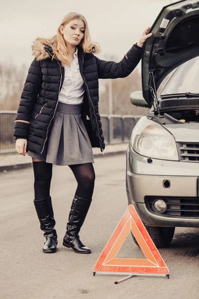 Mujer, coche roto y triángulo automático en la carretera — Foto de Stock