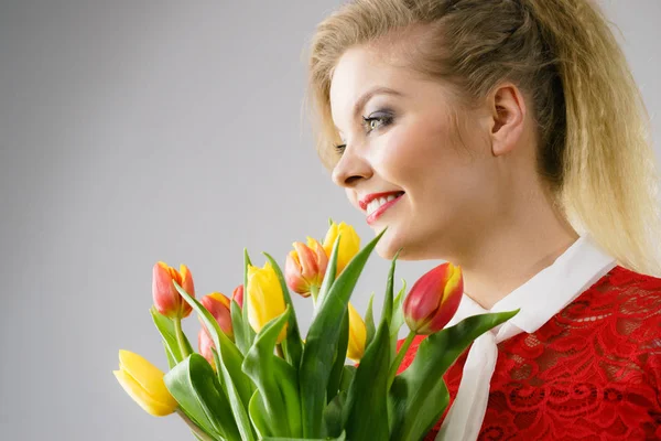 Mulher segurando buquê de flores de tulipas — Fotografia de Stock
