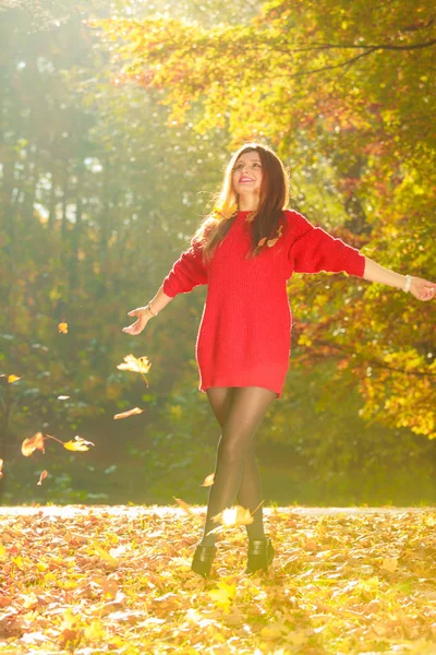 Lady spelar med blad. — Stockfoto