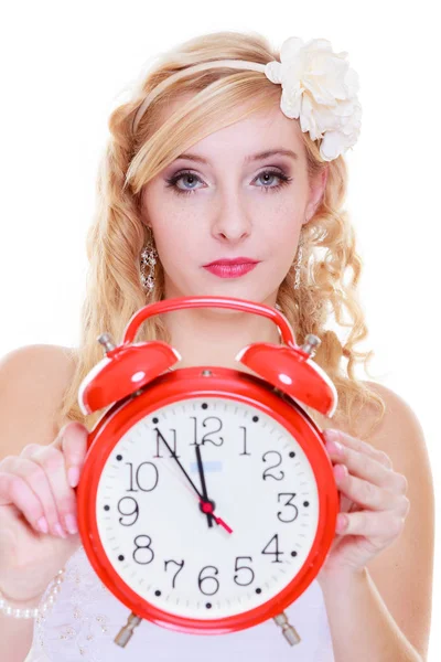 Mulher noiva segurando grande relógio vermelho — Fotografia de Stock