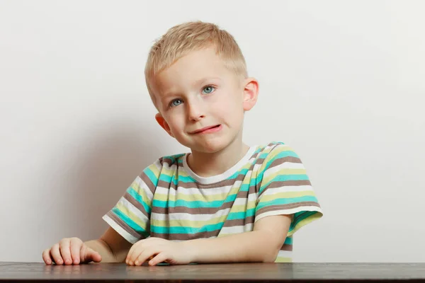 Gelukkig kind jongen maken van grappige dom gezichten — Stockfoto