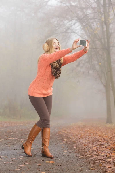 Selfie 写真を撮る公園で幸せなファッション女性. — ストック写真