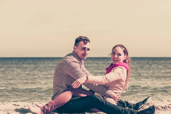 Gelukkige paar datum gelet op strand — Stockfoto