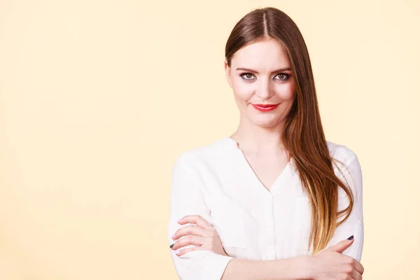 Mujer atractiva sonriente con maquillaje completo — Foto de Stock