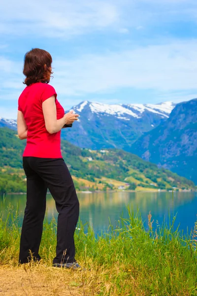 Norveç Fiyordu görünümünde turist kadının — Stok fotoğraf