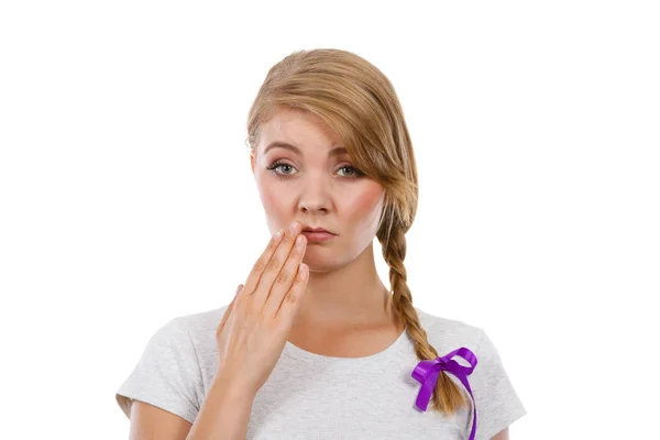 Tiener vrouw met de hand dicht bij de lippen van de streek — Stockfoto