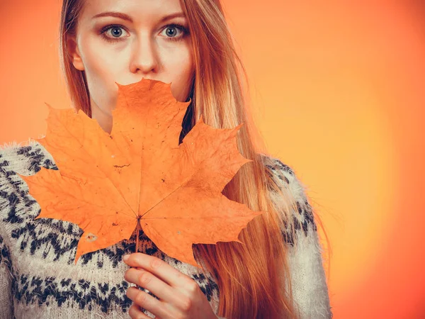 Žena držící oranžové podzimní list — Stock fotografie