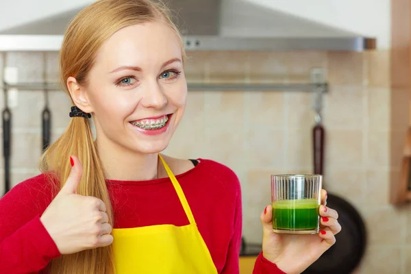 Kobieta w gospodarstwie sok z warzyw koktajl kuchnia — Zdjęcie stockowe