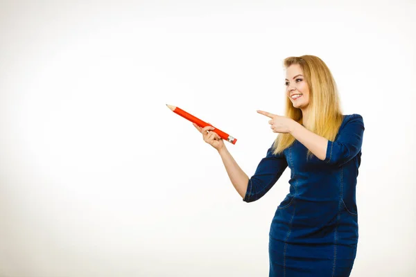 Mulher positiva segura lápis grande na mão — Fotografia de Stock