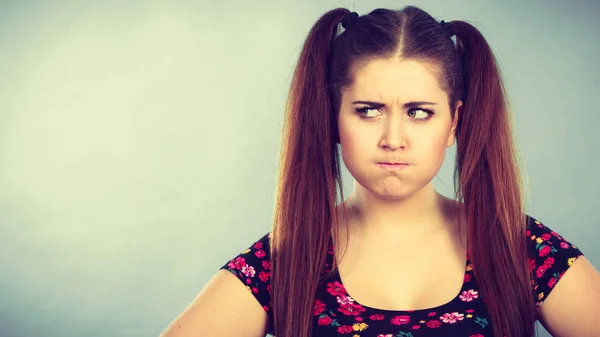 Kumral ponytails kızgın genç kızla — Stok fotoğraf