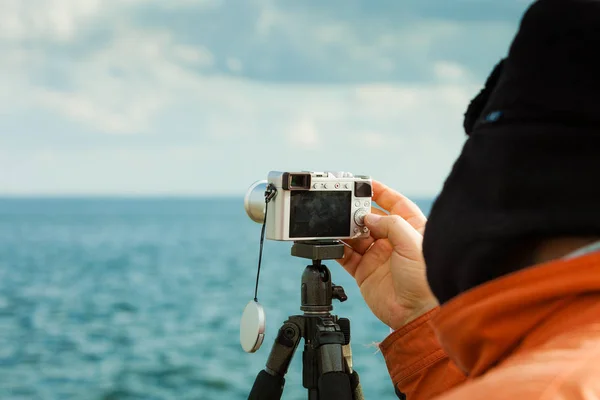 海岸線で写真を撮る男 — ストック写真