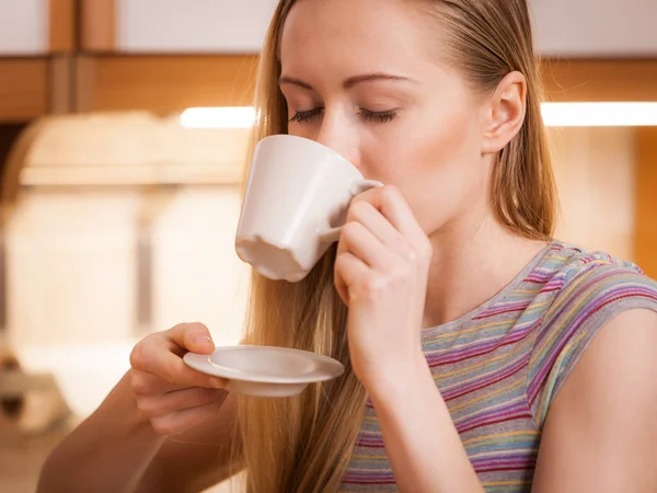 Happy woman holding cup of tea of coffee — Stock Photo, Image