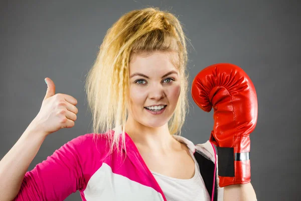 Mujer usando guantes de boxeo mostrando el pulgar hacia arriba —  Fotos de Stock