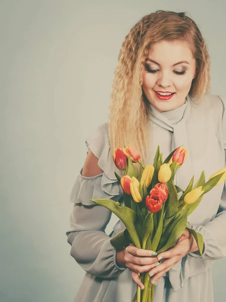 Mulher bonita com vermelho tulipas amarelas bando — Fotografia de Stock