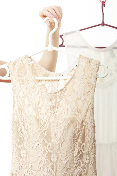 Vrouw in de winkel of garderobe plukken jurk — Stockfoto