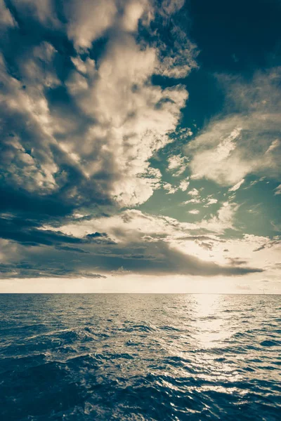 Seascape havshorisonten och sky. — Stockfoto
