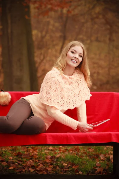 Γυναίκα με ψηφιακό tablet στο πάρκο φθινόπωρο — Φωτογραφία Αρχείου