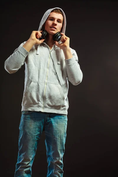 Ung man med hörlurar lyssnar på musik — Stockfoto