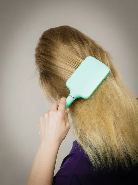 Блондинка чистить волосся назад — стокове фото