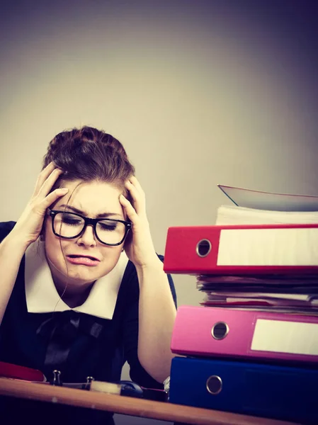 Deprimida mujer de negocios sentada en el escritorio — Foto de Stock