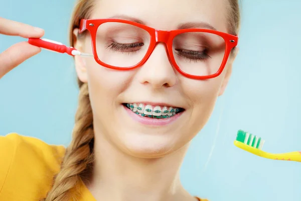 Girl with teeth braces using interdental and traditional brush — Stock Photo, Image