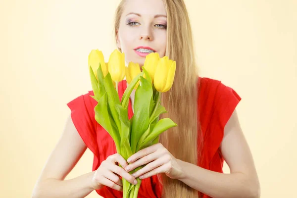 Giovane donna che tiene bouquet tulipano — Foto Stock