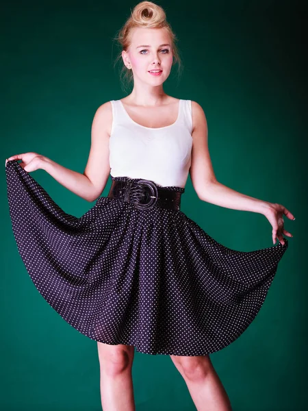 Krásné mladé pin se dívka v retro šaty — Stock fotografie