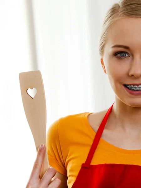 Donna in possesso di spatola di legno con cuore — Foto Stock