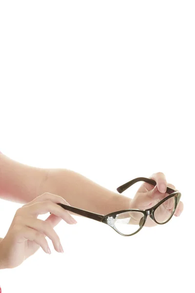 Manos de mujer sosteniendo gafas negras retro —  Fotos de Stock