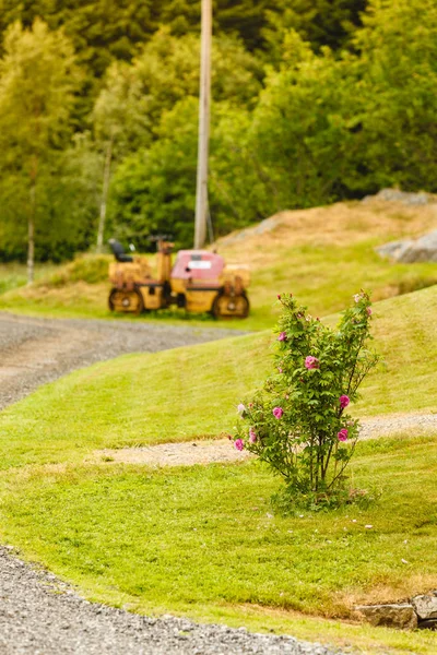 Combiner la moissonneuse debout à côté du chemin de la campagne — Photo