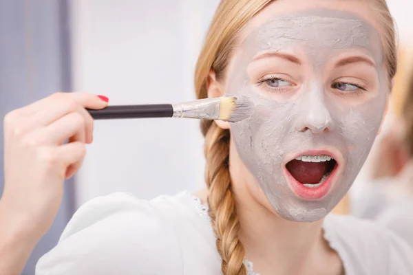 Kadın yüzüne karşı fırça kil çamur maskesi ile uygulama — Stok fotoğraf