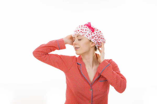 Mujer divertida con pijama y gorra de baño — Foto de Stock