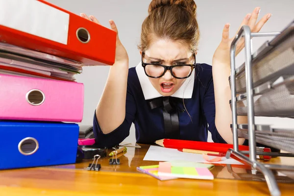 Deprimida mujer de negocios sentada en el escritorio — Foto de Stock