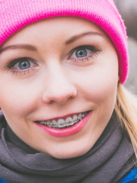 Mulher sorridente vestindo gorro rosa — Fotografia de Stock