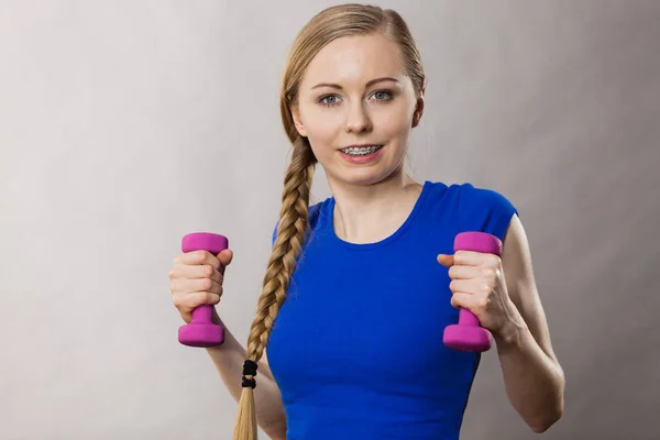 Teenage kvinde arbejder ud hjemme med håndvægt - Stock-foto