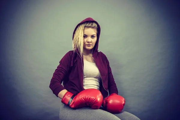 Mulher usando luvas de boxe — Fotografia de Stock